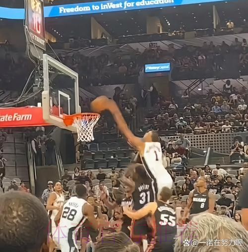 卡斯尔假投真传 文班亚马空接暴扣