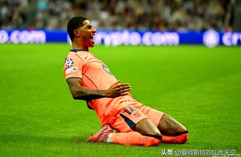 TA:阿拉巴想与皇马续约 教练组对缺人照顾伤员不满 TA:阿拉巴想与皇马续约 教练组对缺人照顾伤员不满